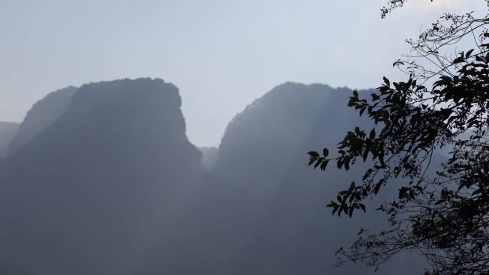阳光山峰树叶峡谷丁达尔光耶稣光