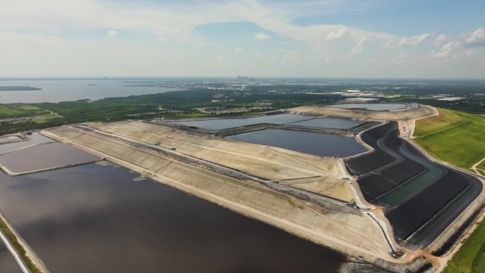 河景磷石膏堆鸟瞰图，在佛罗里达州坦帕附近的大型露天磷石膏废物储存。肥料生产工业中磷酸盐处理和加工的副