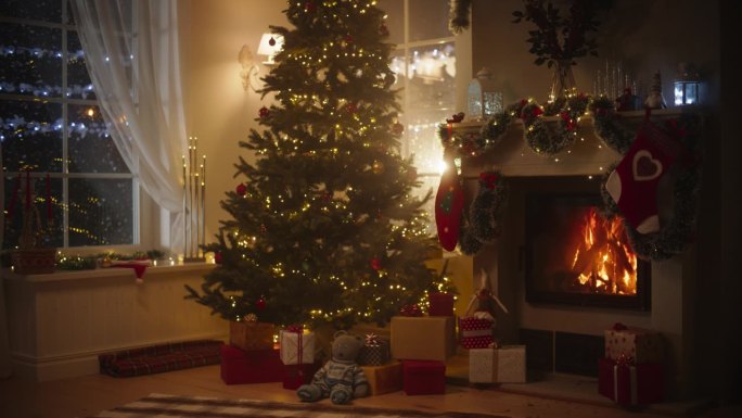 宁静的雪圣诞夜:在装饰角落的现代房子与圣诞树，壁炉和礼物的空镜头。一个家庭庆祝节日的家。慢动作静态