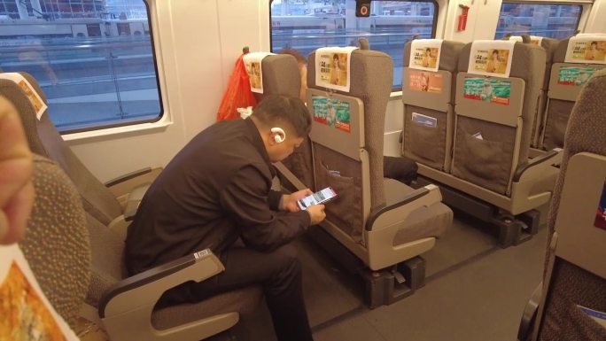 玩手机 火车上 休息 低头族 坐动车