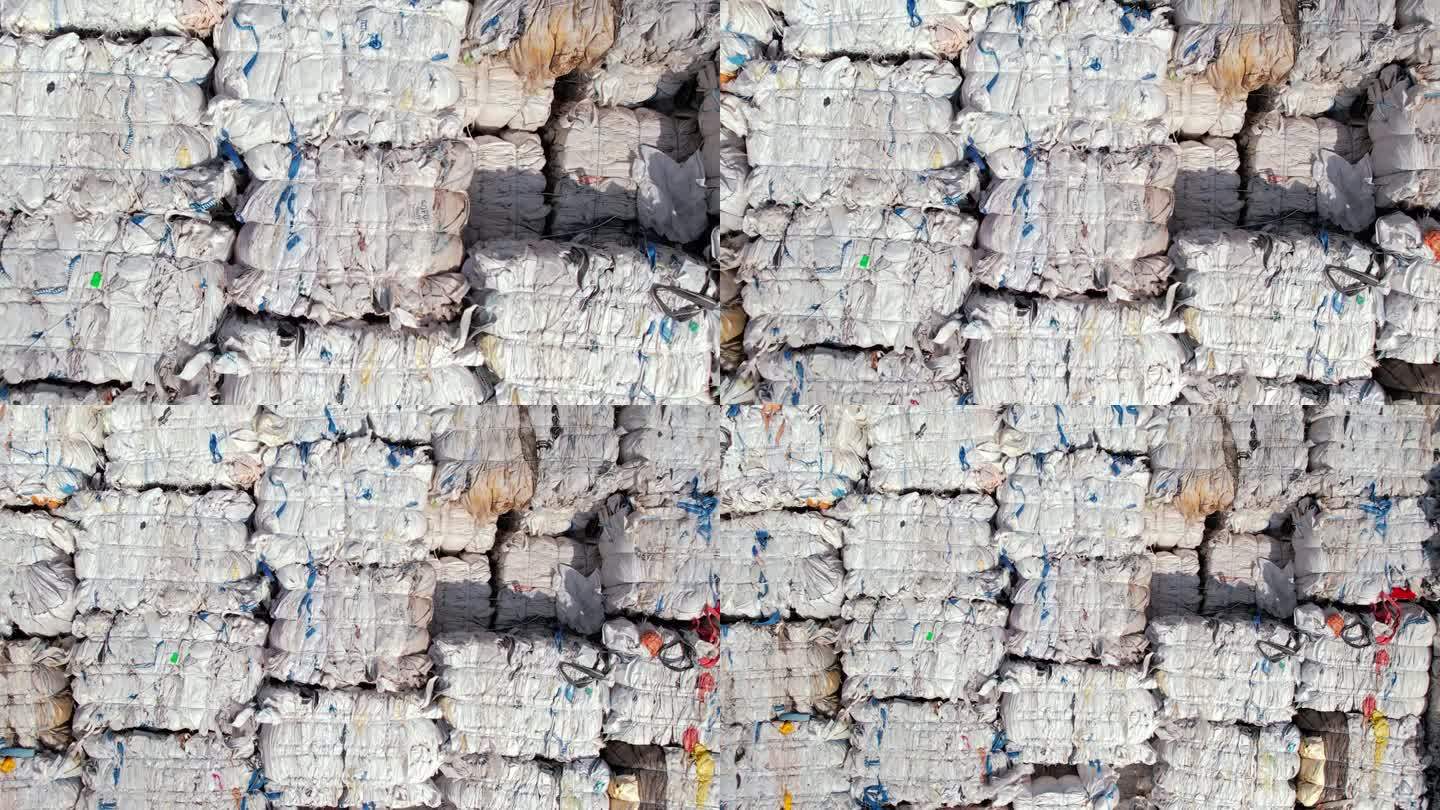 多个立方体的压缩织物垃圾在废物回收工厂在露天