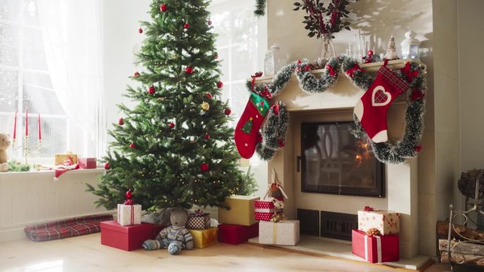 温暖的气氛在一个冬天的雪天:空的家庭内部与壁炉装饰的圣诞树，礼物，装饰品，花环和长袜。一个充满幸福的
