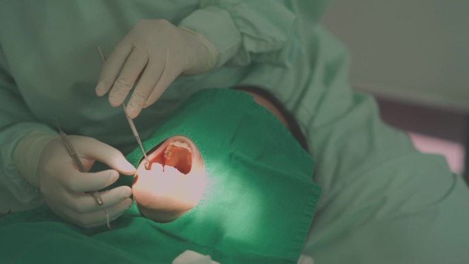 检查牙齿健康的女牙医。