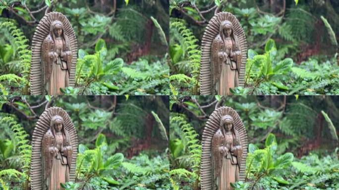 墨西哥风格的处女雕塑特写，背景是雨季的绿色丛林植被