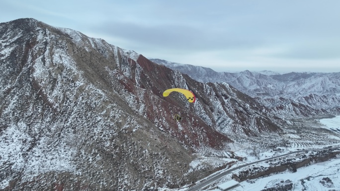 高清新疆雪山滑伞航拍