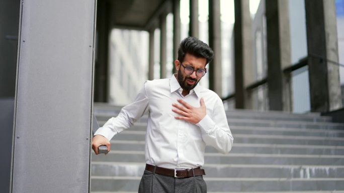 一位商人在走下办公楼的楼梯时突发心脏病