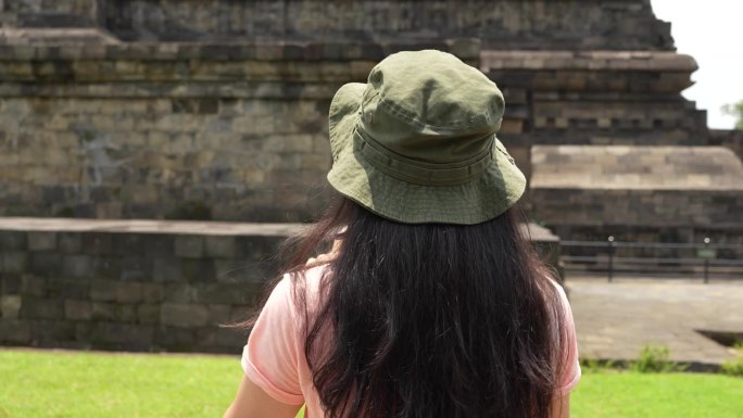 年轻游客探索婆罗浮屠古城