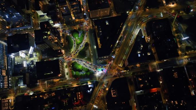 从顶部俯瞰美丽的纽约。无数的汽车行驶在夜晚城市热闹的道路上。