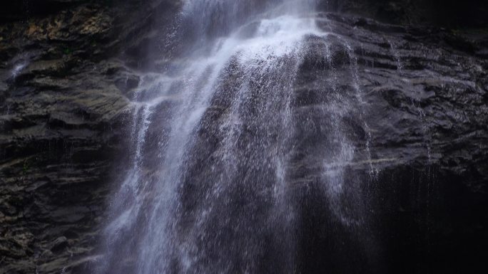 森林高山流水瀑布山水自然风景山峰岩石流水