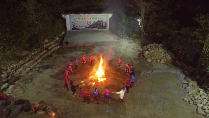 少数民族篝火晚会少数民族歌舞火堆聚会欢聚