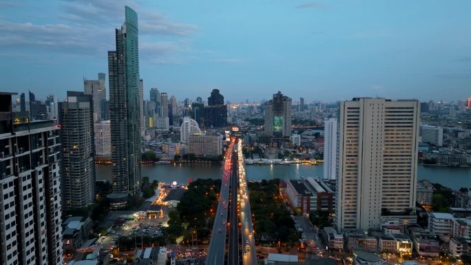 鸟瞰高速公路和地铁空中列车在曼谷湄南河