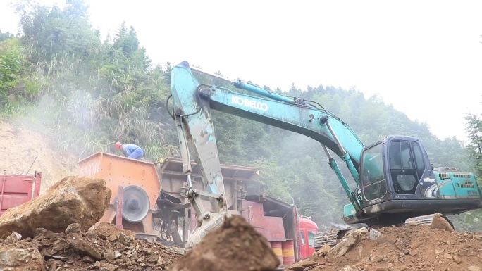 山地道路建设挖掘机碎石机施工
