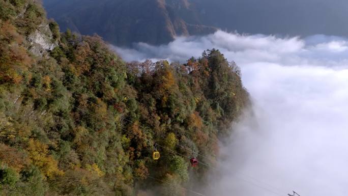 秋色龙头山云雾中的缆车2