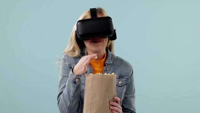 虚拟现实，女人和爆米花，有趣的视频与3D体验，虚拟世界和未来技术在蓝色背景。玉米零食，喜剧电影和软件