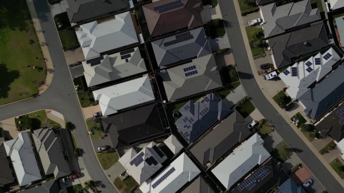 澳大利亚珀斯市的城市景观，无人机俯瞰房屋屋顶