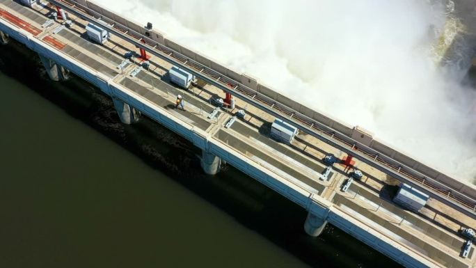 水电大坝，工程师和无人机在桥上为水，清洁能源和可持续发展的性质。墙、人与可再生能源为生态、环境或电力