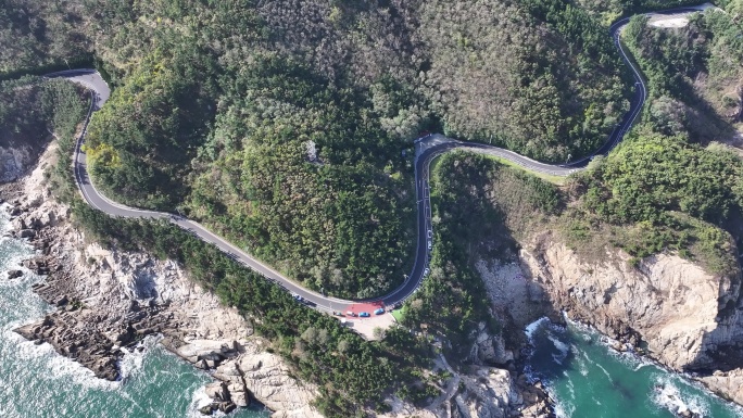 航拍蓝天白云威海市环翠区环海路山海风景