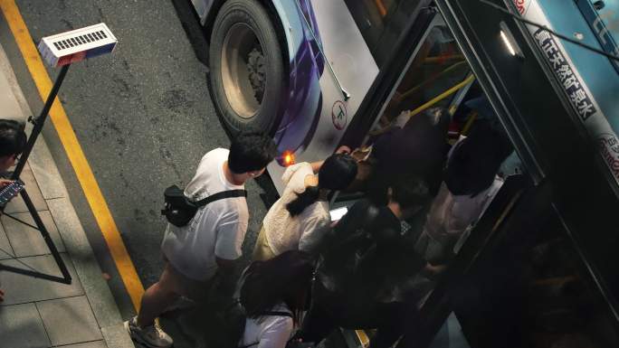 上班族人群下班挤公交车深圳城市夜色4K
