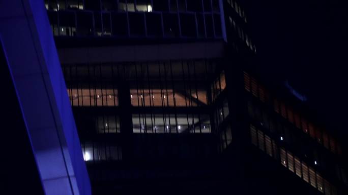 科技园腾讯大厦写字楼夜景加班窗户亮灯4K