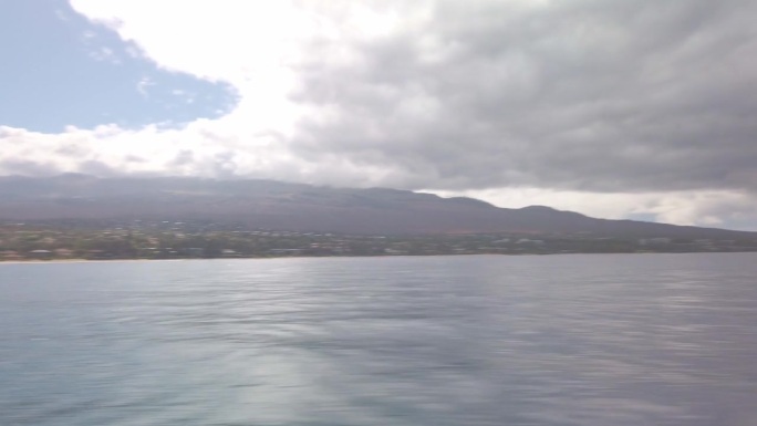 从夏威夷毛伊岛莫洛基尼火山口的哈雷阿卡拉和威利亚移动的船上拍摄的万向全景镜头。4 k