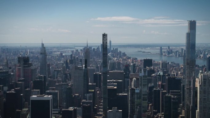 晴天的纽约市景。直升机航拍画面。曼哈顿岛中央公园周围的现代摩天大楼。关注建筑、城市、城市生活