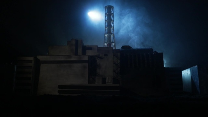 创意艺术品装饰。切尔诺贝利核电站的夜景。核反应堆爆炸后废弃的切尔诺贝利核电站布局图。有选择性的重点