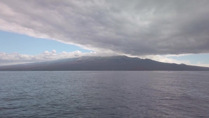 在夏威夷毛伊岛莫洛基尼火山口附近的公海上，从船上拍摄的哈雷阿卡拉火山的万向镜头。4 k