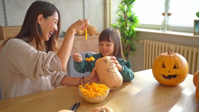 母女俩在制作万圣节的装饰品