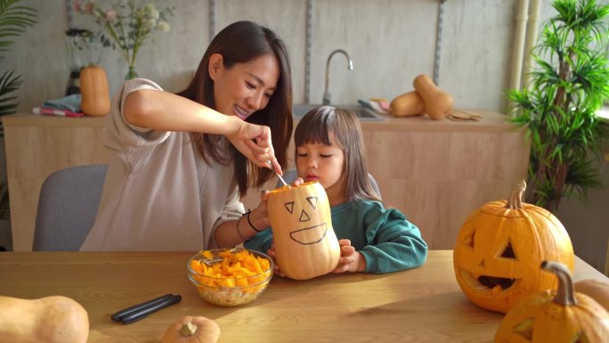 母女俩在制作万圣节的装饰品