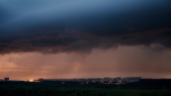 傍晚天空中引人注目的云景预示着降雨和雷暴即将来临，时间流逝