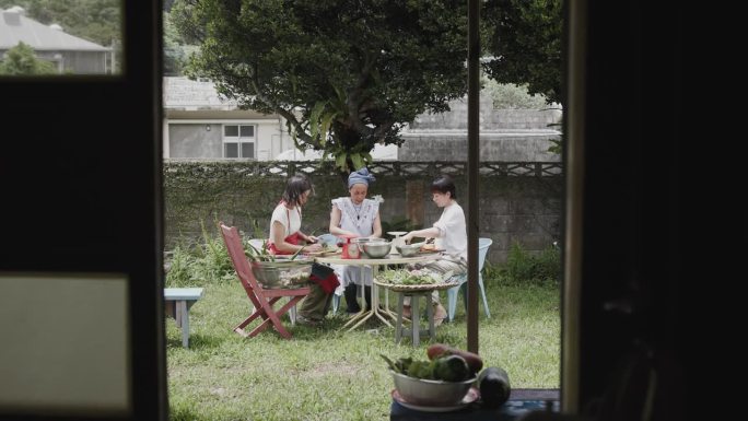 日本妇女在菜园里切新鲜蔬菜