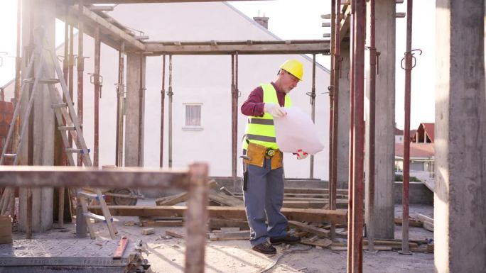 建筑工人检查图纸图纸设计施工员工工人