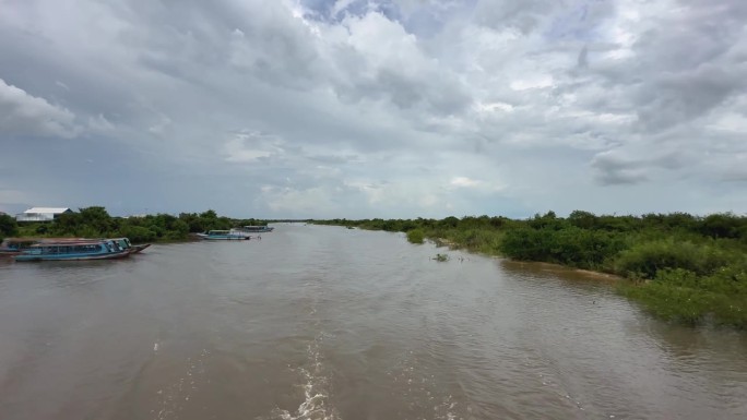 充满异国情调的Kampong Phluk漂浮村庄，有高跷的房子——柬埔寨暹粒省洞里萨湖