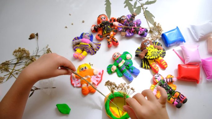 儿童造型从橡皮泥和粘土，使用自然材料，雕刻，创造童话与精灵，天使，仙女。想象力，灵感，感官知觉，与孩