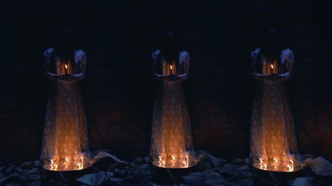 地下室里站着三个穿着婚纱的恐怖人物，手里拿着蜡烛