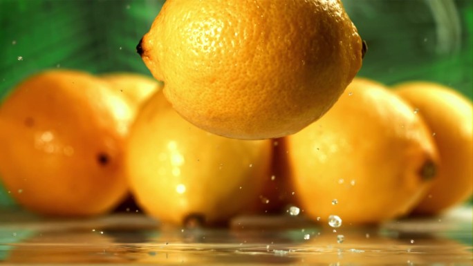 柠檬掉在湿桌子上。用高速摄像机拍摄，每秒1000帧。