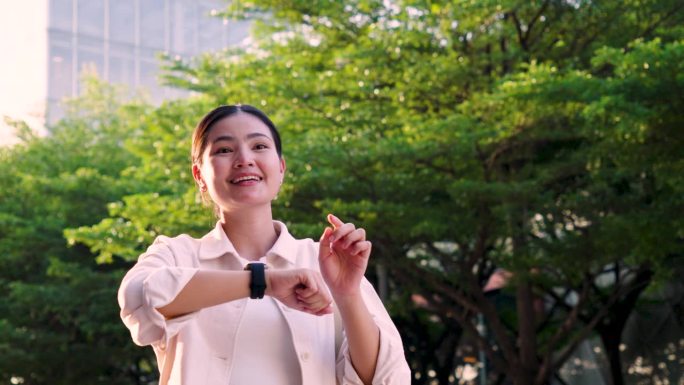 超级慢动作的年轻亚洲女人带着智能手表。