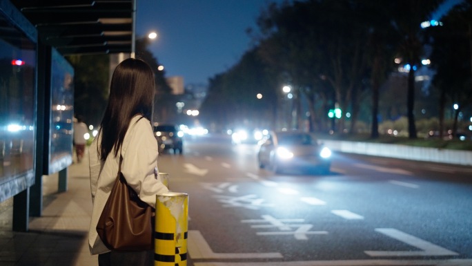 夜晚公车站等车的女孩