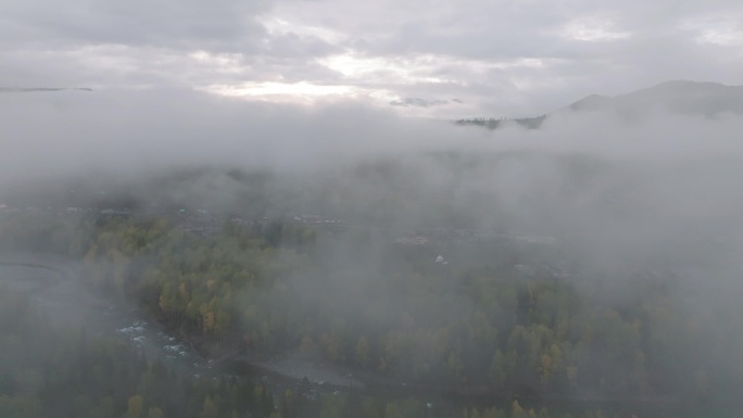 航拍新疆阿勒泰禾木村的秋雾