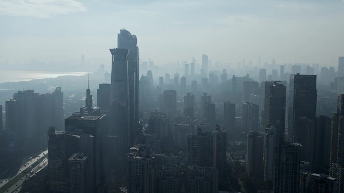 逆光下的城市高楼建筑剪影