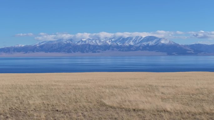 航拍新疆赛里木湖秋景