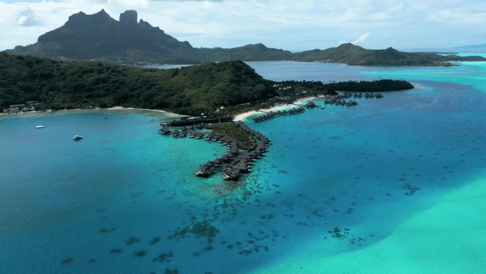 热带海岸线和水上平房的鸟瞰图