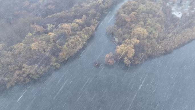 航拍秋季呼伦贝尔湿地风雪交加