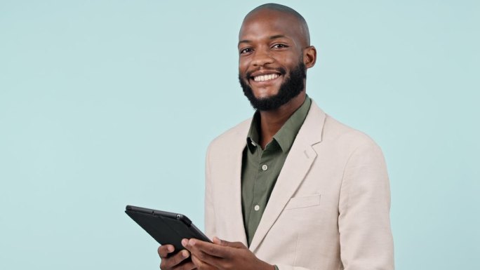 平板电脑，微笑公关策划和一个商业黑人在蓝色背景的工作室进行网络。与快乐的年轻员工进行肖像、研究或电子