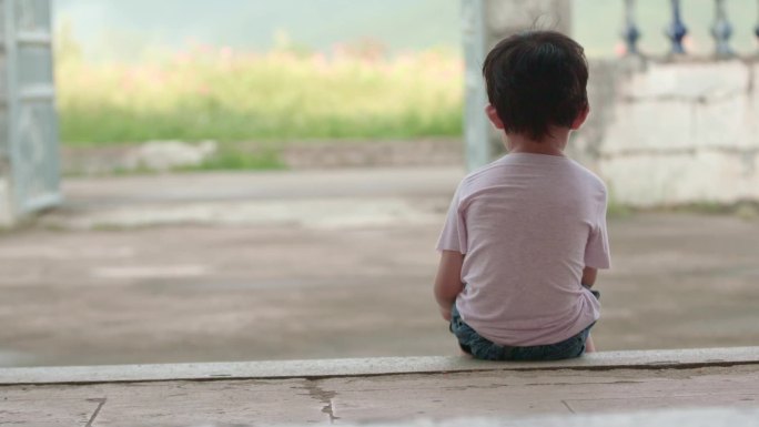 农村留守儿童  孤独症自闭症 孤单的背影