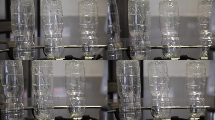 自动机器清洗空塑料瓶颠倒在醋厂与特写镜头。