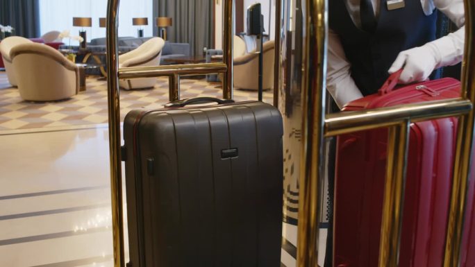 行李员在酒店大厅照顾客人的行李