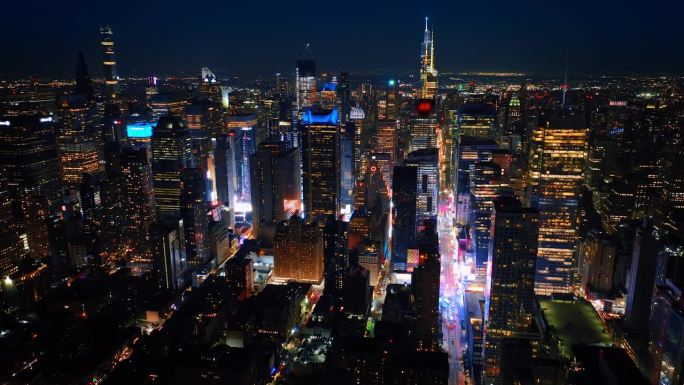 充满灯光的迷人的纽约风景。从空中俯瞰的华丽摩天大楼。