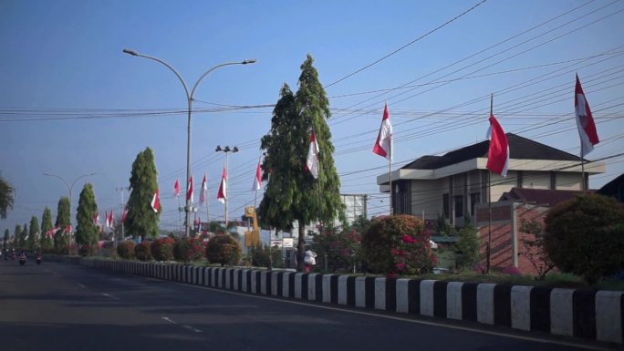 明古鲁市街头洋溢着欢迎印尼独立日的气氛。