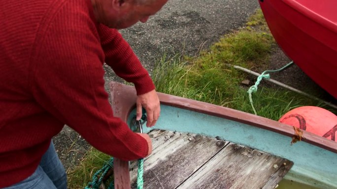 解开船上的绳子修船修复渔民